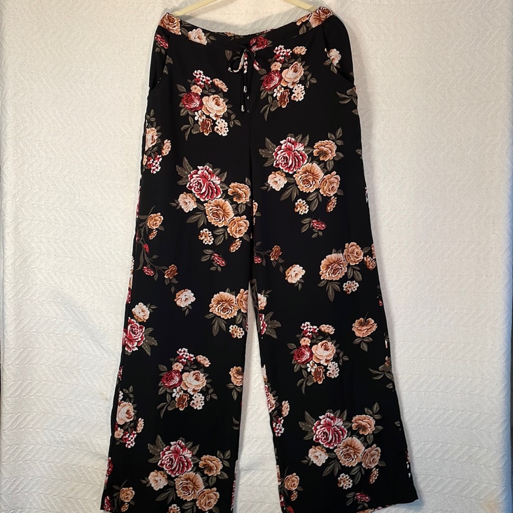 Womens Black Wide Leg Soft Pants in Multi Color Floral Print Size M